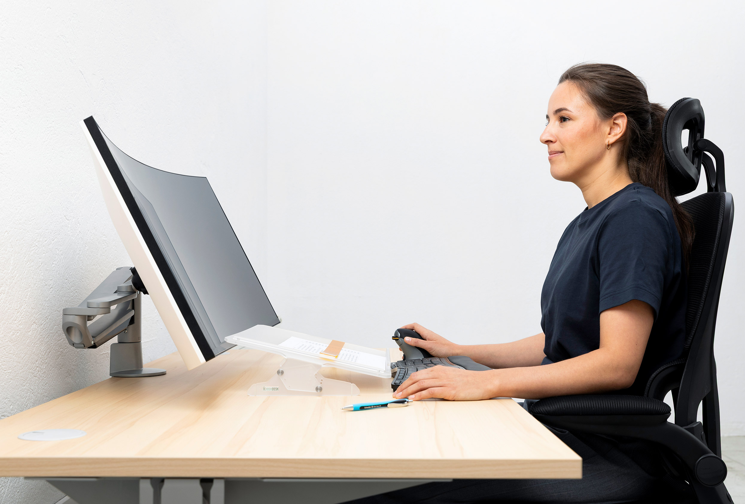 Ergonomisch eingerichteter Bildschirmarbeitsplatz mit ORGADESK